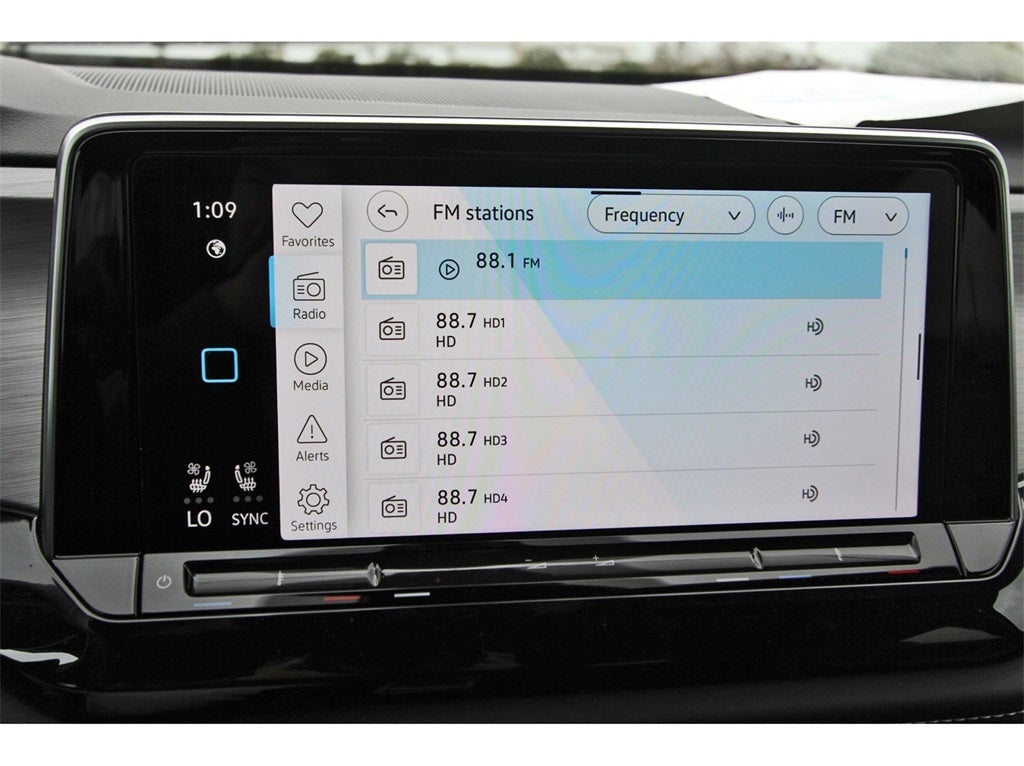 2025 Volkswagen Atlas Cross Sport 2.0T SE w/Technology