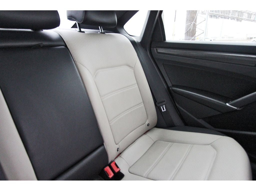 2022 Volkswagen Passat 2.0T R-Line