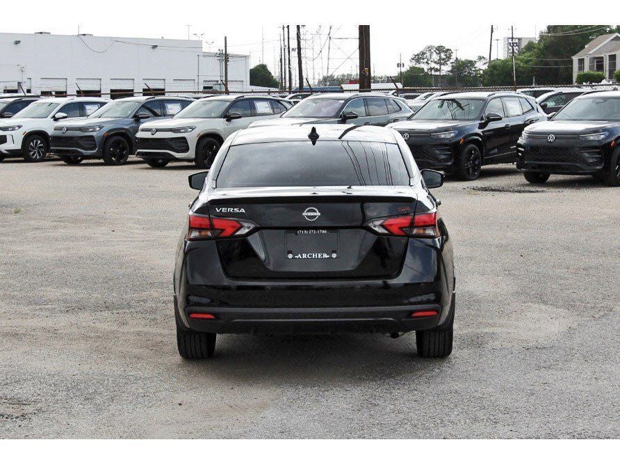 2023 Nissan Versa 1.6 SR
