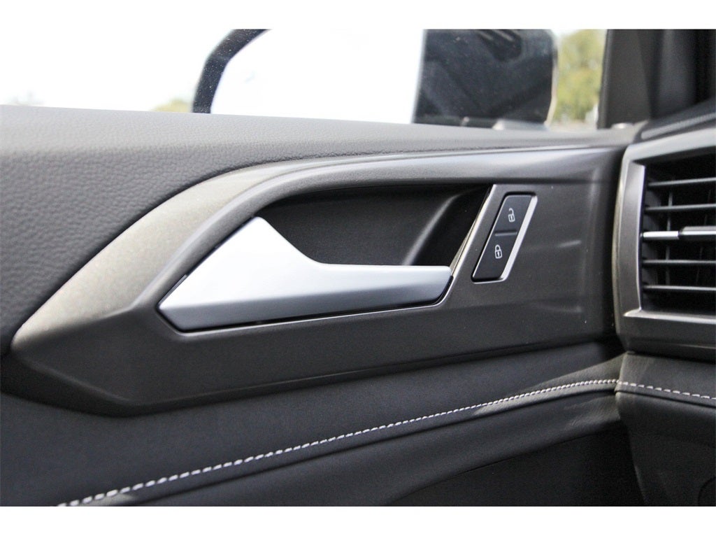 2025 Volkswagen Taos 1.5T SE Black