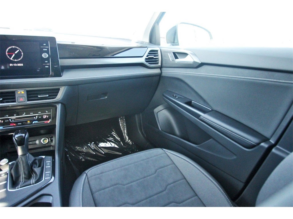 2025 Volkswagen Taos 1.5T SE Black