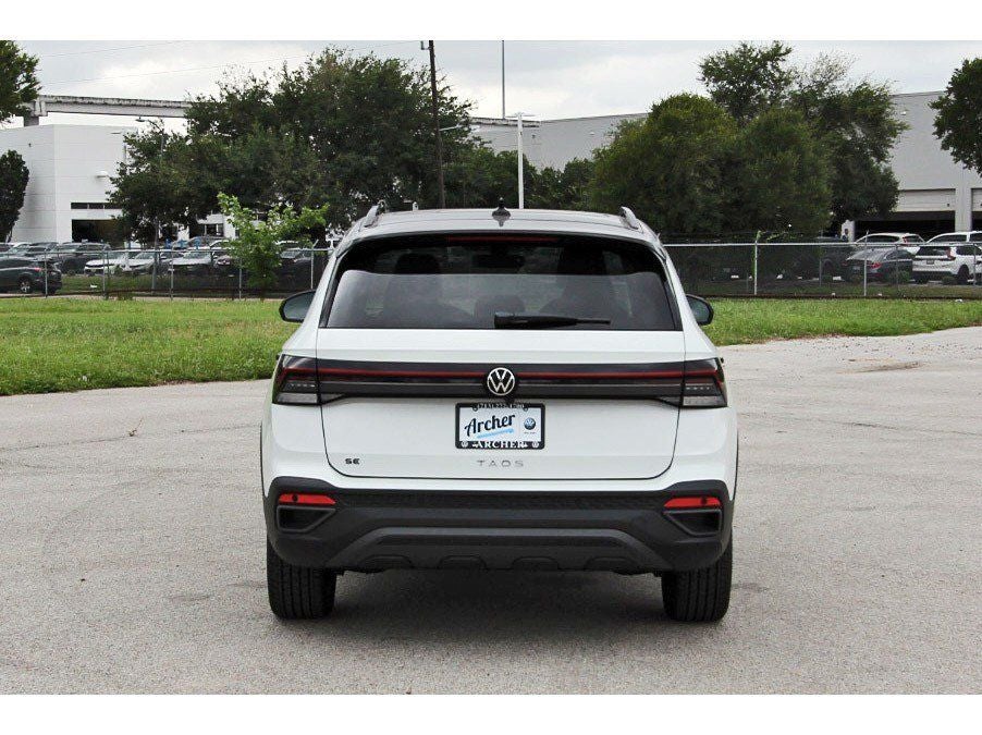 2026 Volkswagen Taos 1.5T SE Black